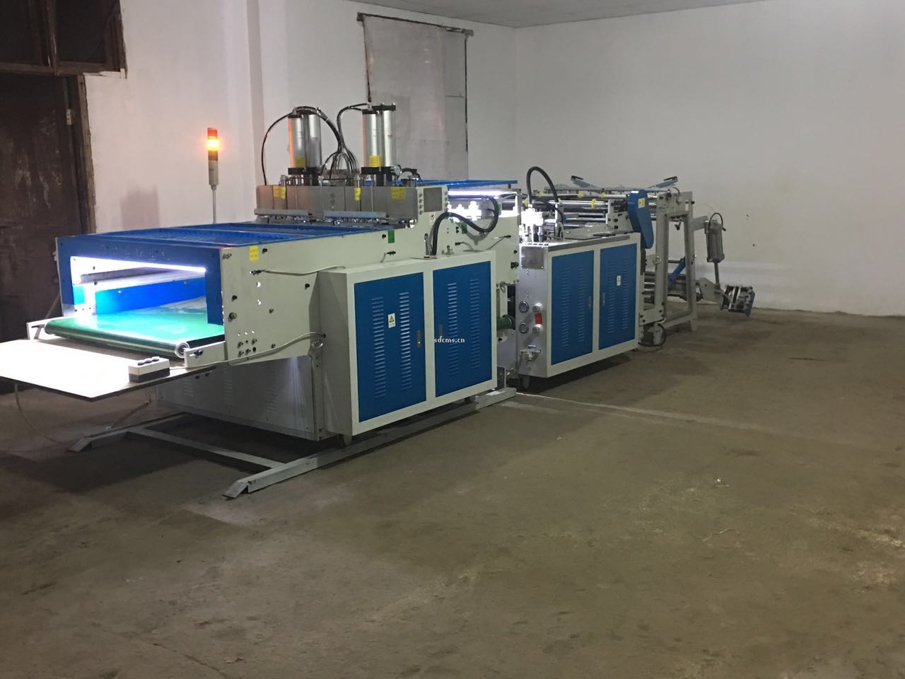 超高速制袋機 超市購物袋制袋機一、特點：本機以HDPE、LDPE筒膜為原料，是制作超市袋、背心袋、馬甲袋、市場袋的理想設(shè)備，本機具有節(jié)省人工、降低成本、一次成型、故障率低、產(chǎn)量高等特點，良好性能的色標(biāo)跟蹤儀，使封切長度更準確，誤差更小。采用先進的電腦，長度調(diào)整方便，精確。