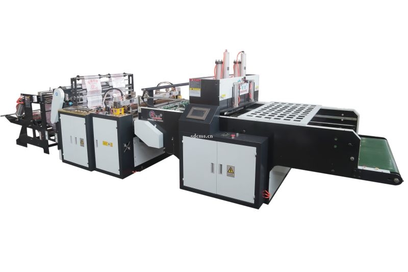 超高速制袋機 超市購物袋制袋機一、特點：本機以HDPE、LDPE筒膜為原料，是制作超市袋、背心袋、馬甲袋、市場袋的理想設(shè)備，本機具有節(jié)省人工、降低成本、一次成型、故障率低、產(chǎn)量高等特點，良好性能的色標(biāo)跟蹤儀，使封切長度更準確，誤差更小。采用先進的電腦，長度調(diào)整方便，精確。